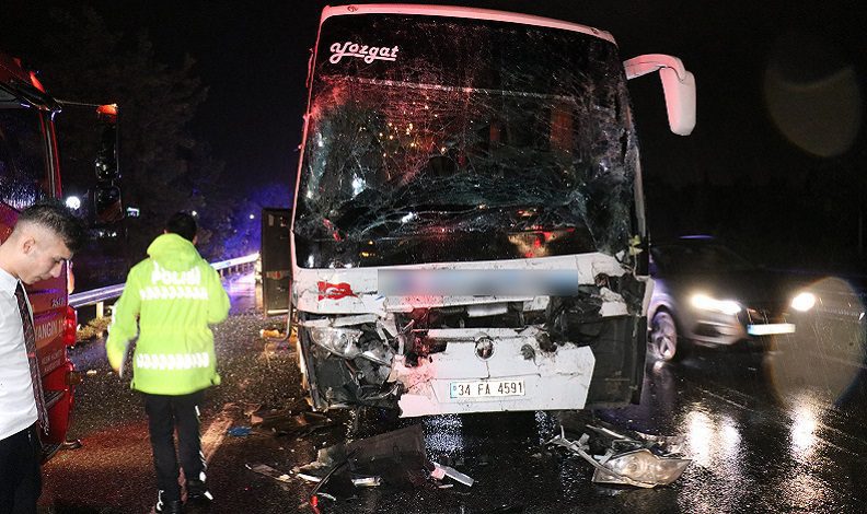 Yolcu otobüsü TIR’a çarptı:25 yaralı
