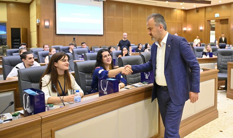 Başkan Alinur Aktaş stajyerlerle buluştu