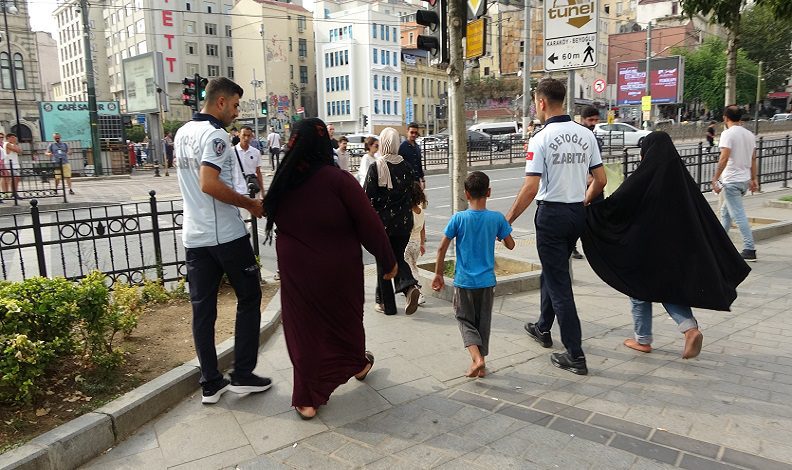 Karaköy’de dilencilere zabıta baskını