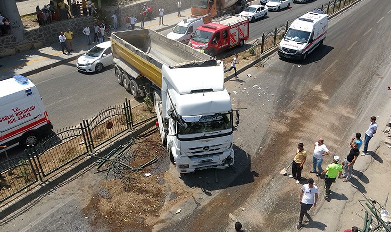 Üst geçit kullanmayan yayalara TIR çarptı