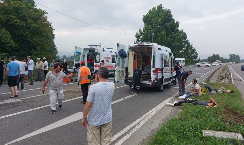 Sakarya’da işçi minibüsü devrildi: 5 yaralı
