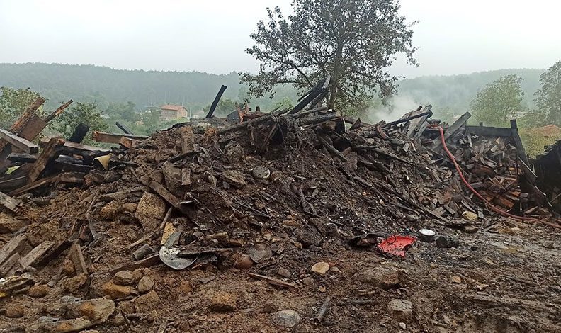 Bursa’da yangın, 3 kişilik aileyi evsiz bıraktı