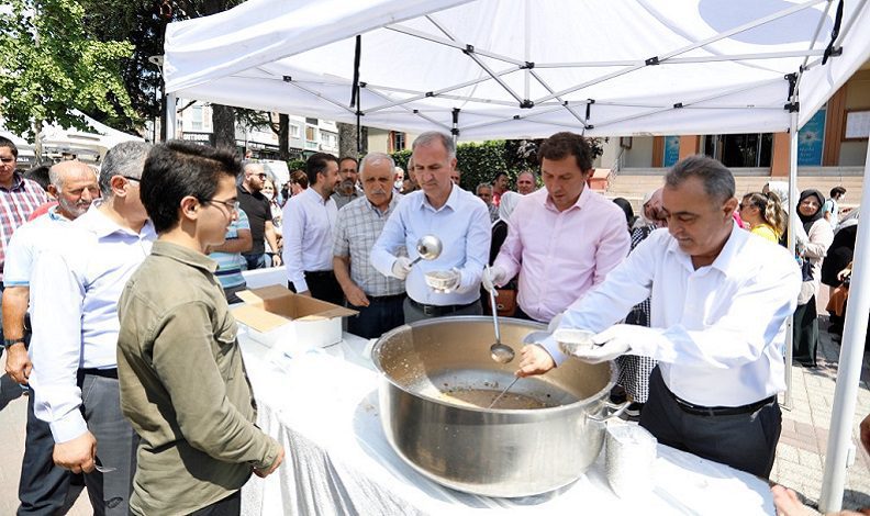 İnegöl Belediyesi’nden aşure ikramı