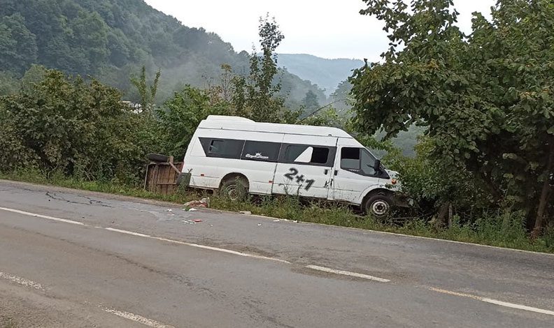 Fındık işçilerini taşıyan minibüs kaza yaptı: 13 yaralı