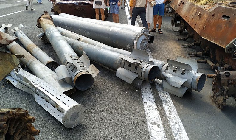 Kiev’de Rus ordusunun ele geçirilen askeri teçhizatları sergileniyor