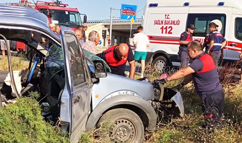 Çanakkale’de TIR’la çarpışan otomobil sürücüsü öldü