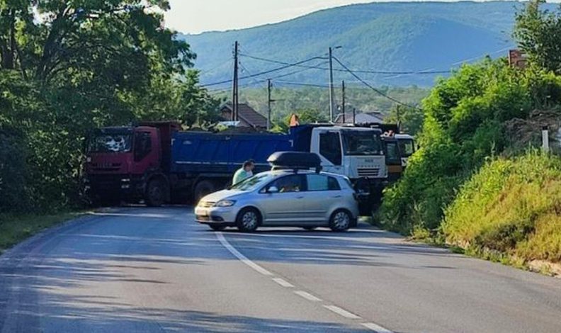 Kosova’da Sırplar barikatları kaldırıyor
