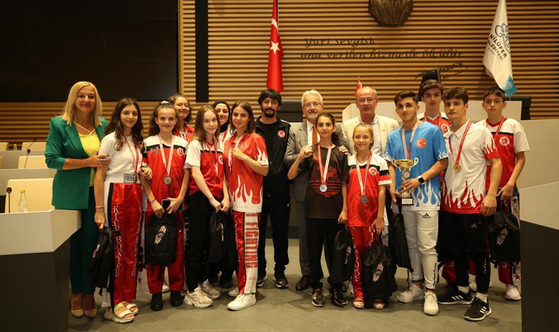 Genç sporcular başarılarını Başkan Erdem’le paylaştı