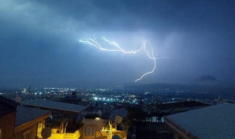 Bursa’da geceyi şimşekler aydınlattı