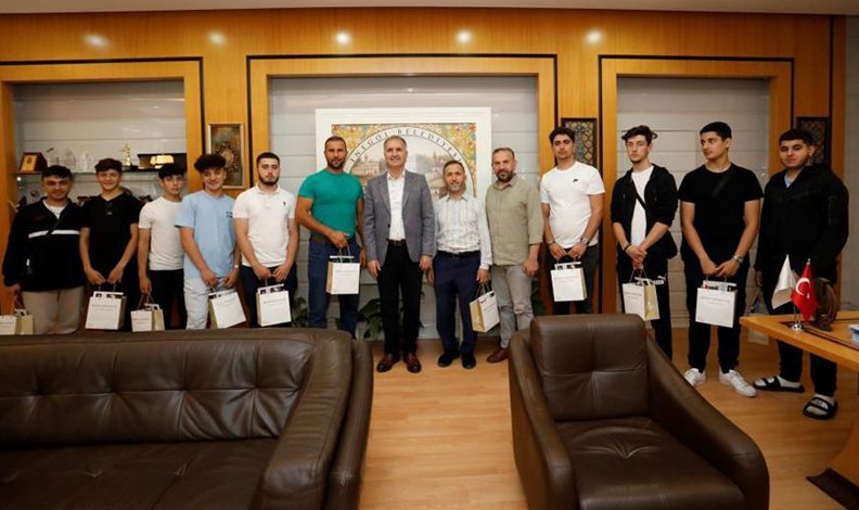 İngiltere’deki Türk ailelerin çocukları Başkan Taban’la buluştu