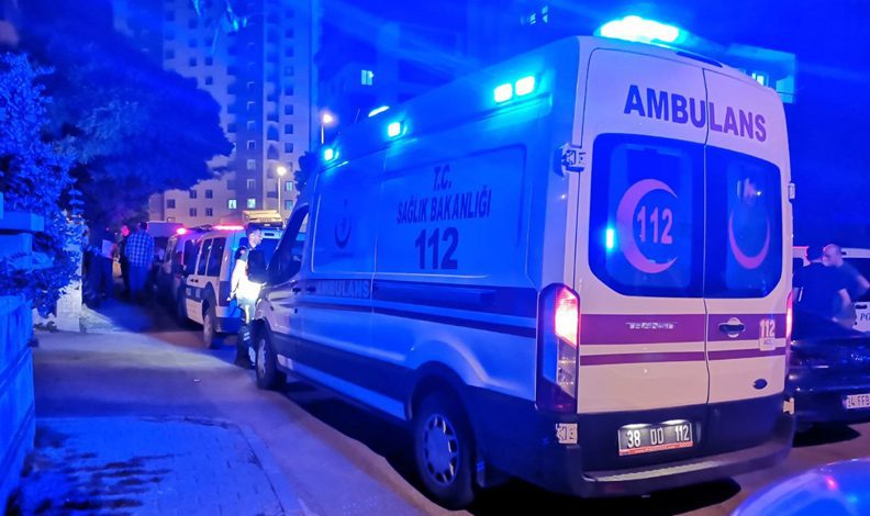 3 yaşındaki çocuk babasını silahla vurdu