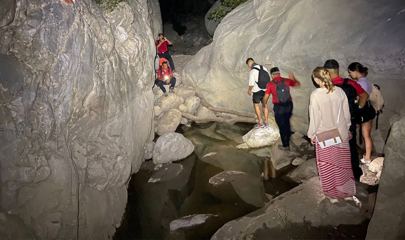 Antalya’da yolunu kaybeden turistler kurtarıldı