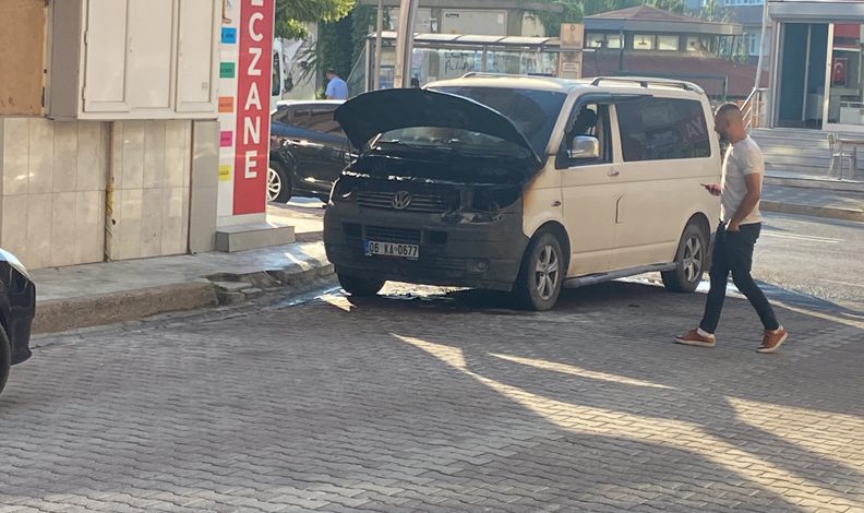 Kocaeli’de seyir halindeki minibüste yangın