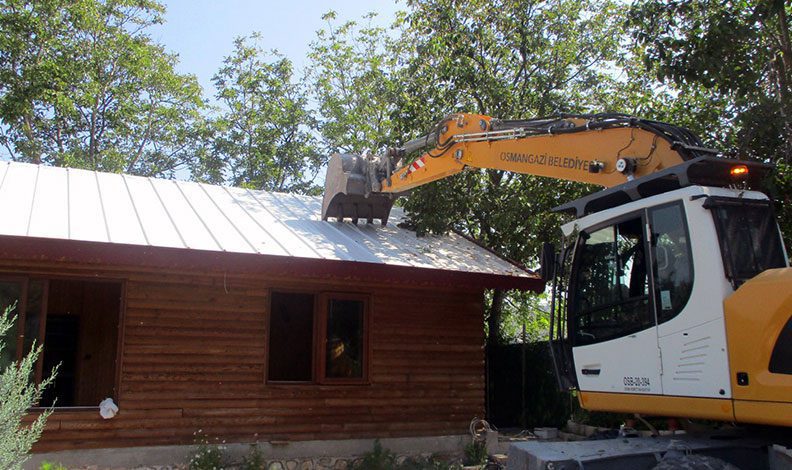 Uludağ eteklerinde kaçak yapı yıkıldı