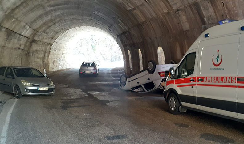 İki otomobil tünelde çarpıştı: 4 yaralı