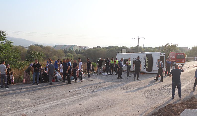 Balıkesir’de midibüs devrildi: 17 yaralı