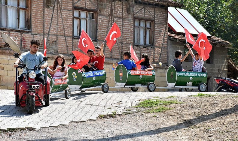 Bursa’da varil treni çocukların eğlencesi oldu
