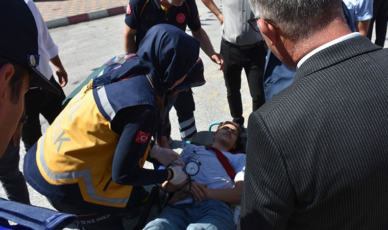 Sıcağa dayanamayan öğrenci, tören alanında bayıldı