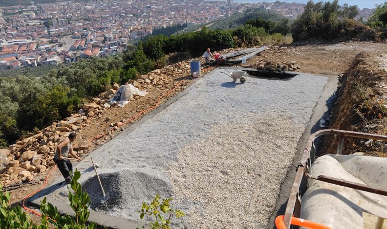 Gemlik’te tarım arazilerine giden yollar yenileniyor