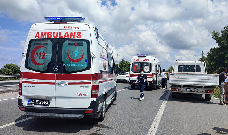 Sakarya’da otomobil tarlaya uçtu: 1’i çocuk 3 yaralı