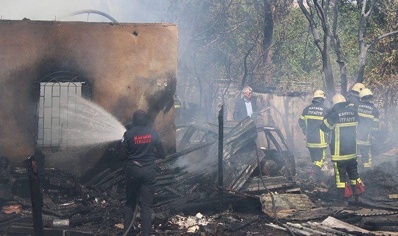 Ailesine kızdı, evi ateşe verdi