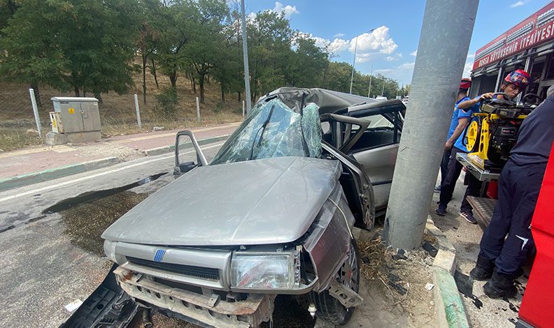 Bursa’da otomobil yön levhasına çarptı: 1 yaralı