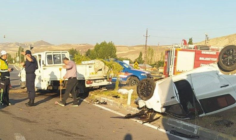 Sivas’ta kamyonet ile otomobil çarpıştı: 3 yaralı