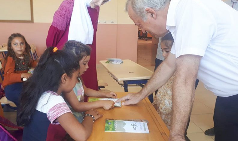 Mustafakemalpaşa’da ‘Mevsimlik’ çocukların yüzü güldü