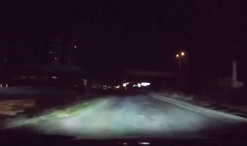 Bursa’da viraja hızlı giren otomobil duvara çarptı