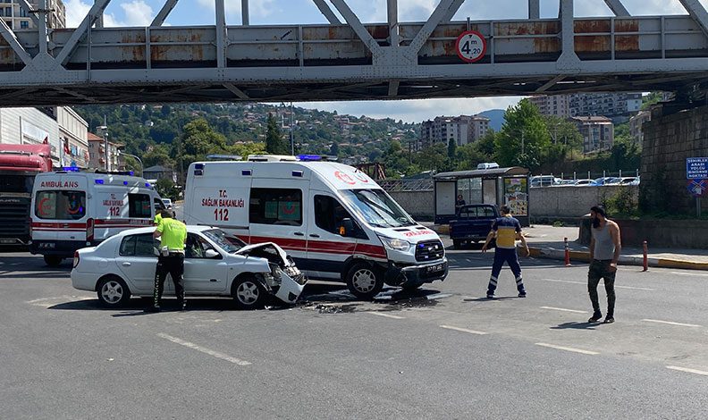 Otomobil ile ambulans çarpıştı: 3 yaralı
