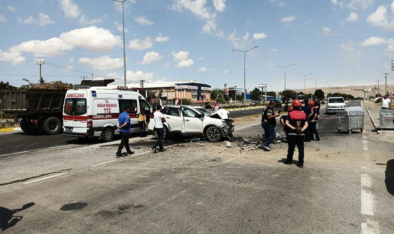 Otomobil kamyonla çarpıştı: 1 ölü, 2 yaralı