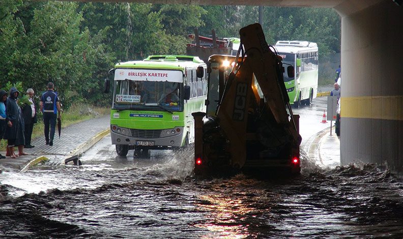 Kocaeli’de sağanak hayatı felç etti