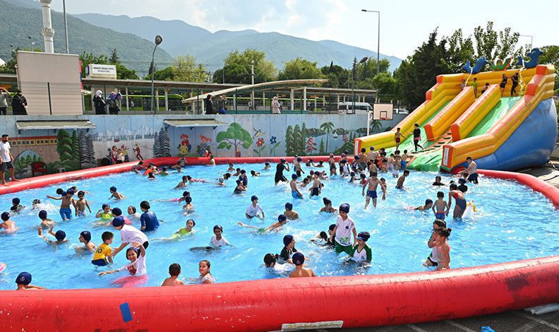 Bursa’da okul bahçesinde eğlence