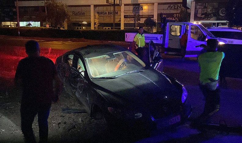 Bursa’da alkollü sürücü direğe çarptı: 1 yaralı