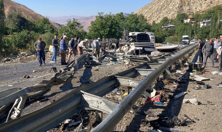 Erzurum’da feci kaza! Ortalık savaş alanına döndü