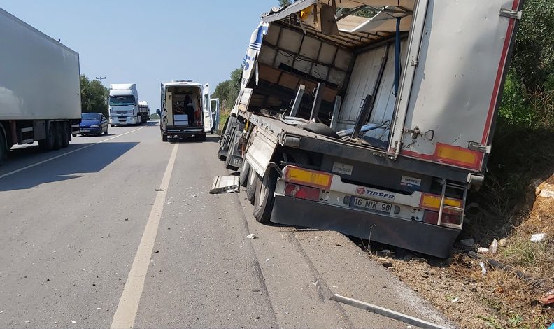 Bursa’da kamyonlar kafa kafaya çarpıştı