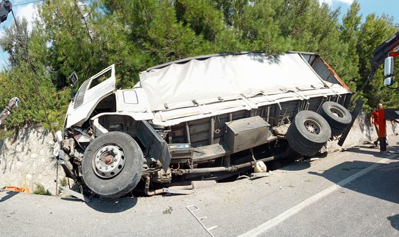 İzmir’de freni boşalan kamyon devrildi