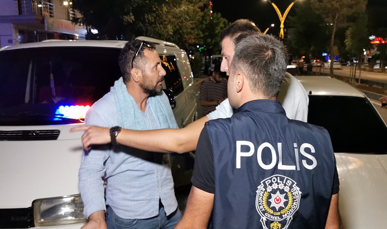 Çakarlı araçla yakalandı: “Vatan haini miyim?”