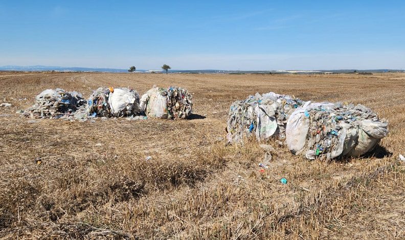 Plastik atıkları tarlaya atıp kaçtılar