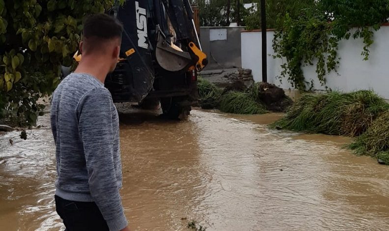 Balıkesir’de sağanak yağış yolları dereye çevirdi