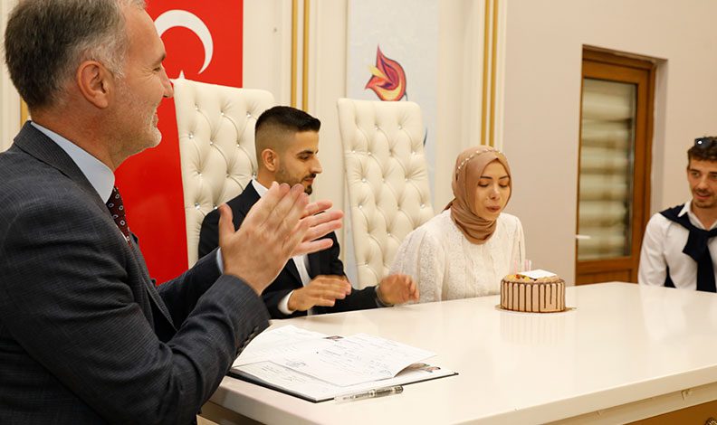 Bursa’da nikah masasında doğum günü sürprizi