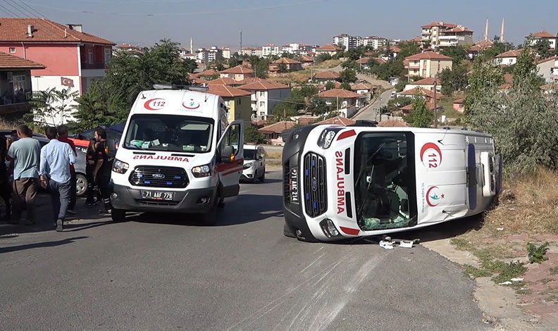 Ambulans ile otomobil çarpıştı