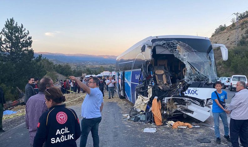 Yolcu otobüsü ile traktör çarpıştı: Ölü ve yaralılar var