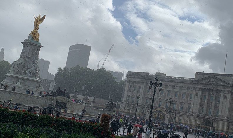 Kraliyet ailesi Kraliçe Elizabeth için toplandı