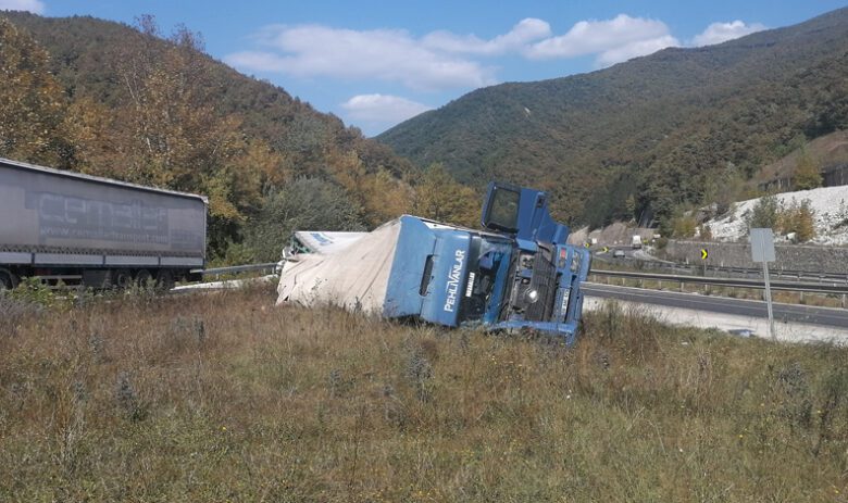 Bursa-Ankara yolunda TIR devrildi