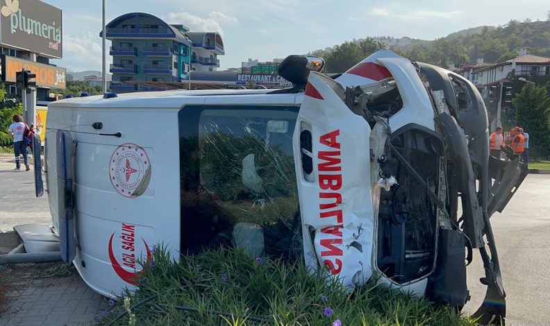 Antalya’da ambulans kamyonetle çarpıştı