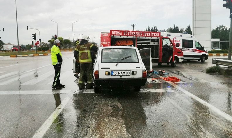 Kırmızı ışıkta beklerken otomobil çarptı