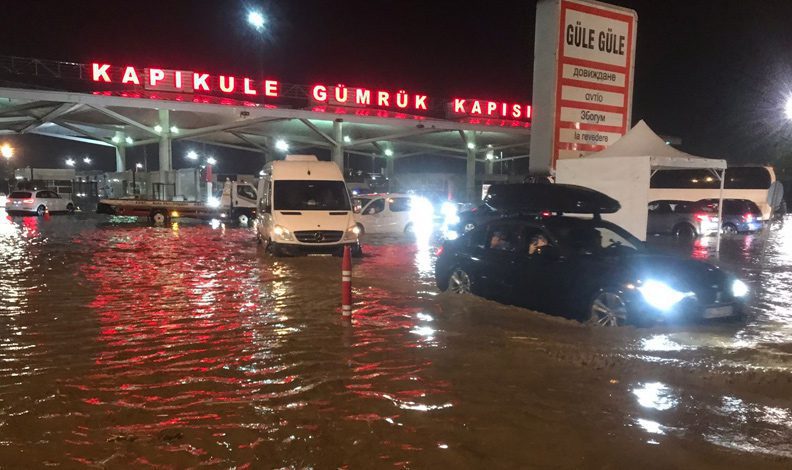 Bulgaristan-Türkiye sınırında sel! Araçlar mahsur kaldı