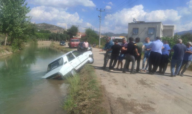 Sulama kanalına düşen aracı kurtarmaya çalıştılar