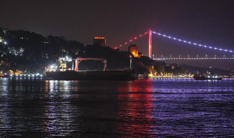 İstanbul Boğazı gemi trafiğine açıldı